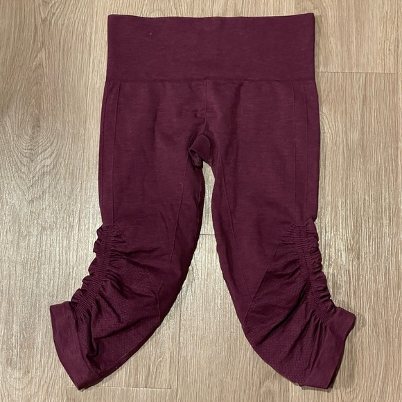 Lululemon Flow And Go Ruched Crop Legging In Mulberry Size 4 EUC - Picture 2 of 4